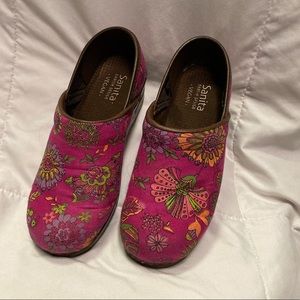 Sanita Vegan Pink Flower Clogs 36